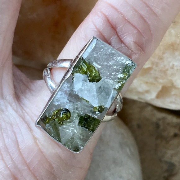Green tourmaline crystals in quartz sterling ring - Picture 2 of 7